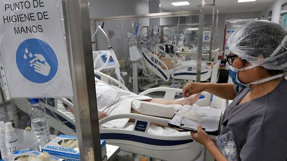 Epidemiólogos temen que con esta combinación haya mayor cantidad de internados en unidades de terapia intensiva. Foto: Orlando Pelichotti  / Los Andes