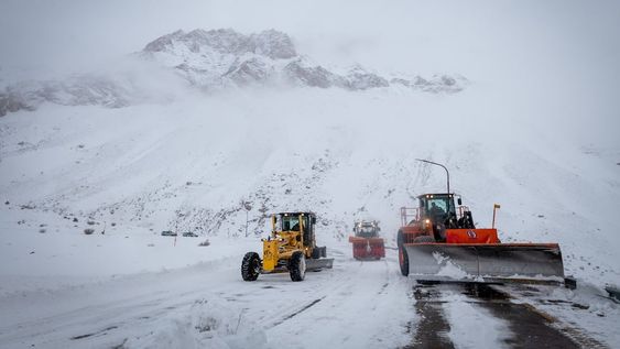 Frío en Mendoza, Villa Las Cuevas. En alta montaña se produjeron intensas nevadas y el Paso internacional Cristo Redentor se encuentra cerrado para todo tipo de vehículos. Vialidad Nacional trabaja día y noche para despejar la ruta 7 y así poder habilitar el paso.  