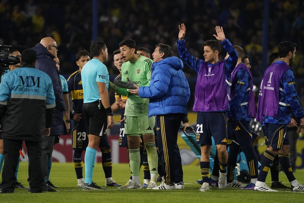 Boca caliente: le anularon el 2-1, no le dieron un penal en la última y empató con Cruzeiro. 