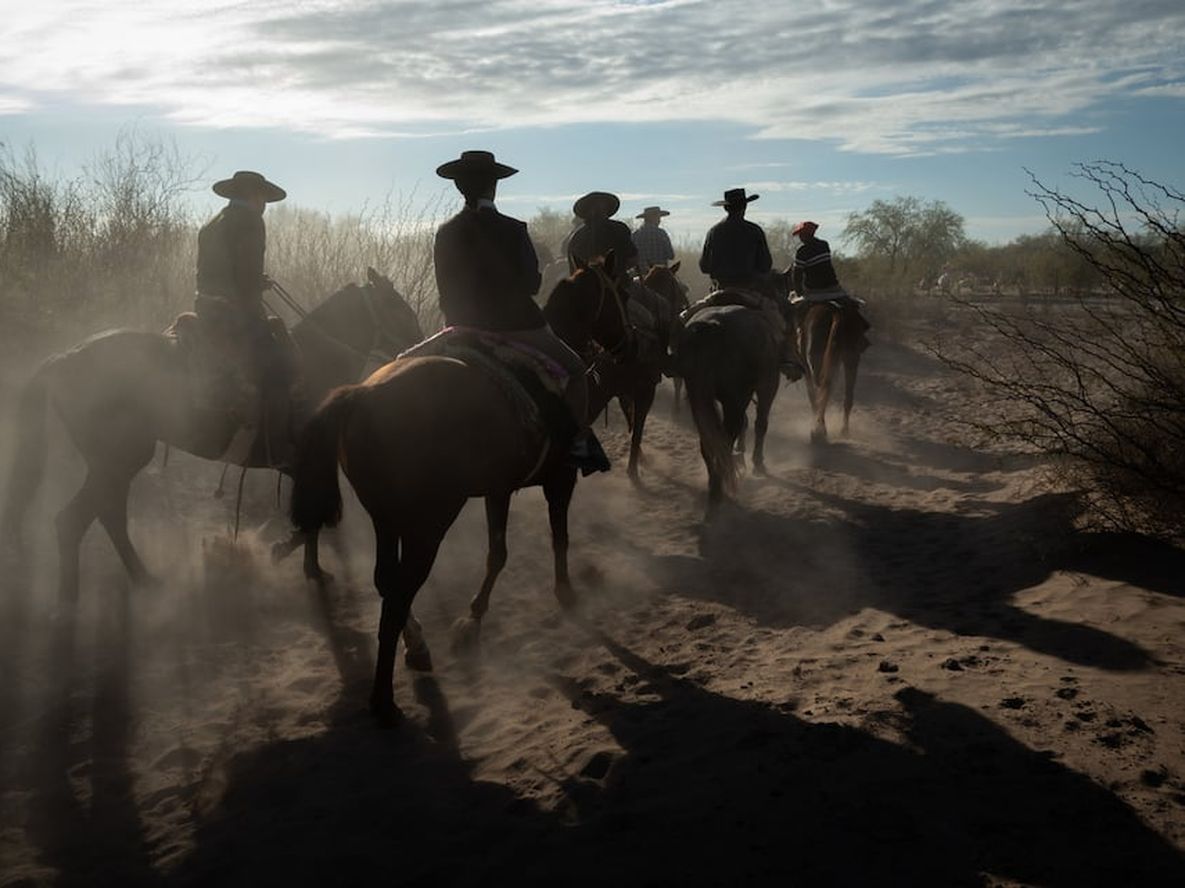 Quinta Edición, Cabalgata en Semana Santa Uniendo Capillas en el desierto de Lavalle.Organizada por la Agrupación Gaucha Algarrobo Histórico salen desde Villa Tulumaya y llegan a Capilla de Lagunas del Rosario pasando por la capilla de Asunción y capilla de San José. La cabalgata dura cuatro días y se recorren unos 100 km por el desierto del departamento de Lavalle.Foto: Ignacio Blanco / Los Andes