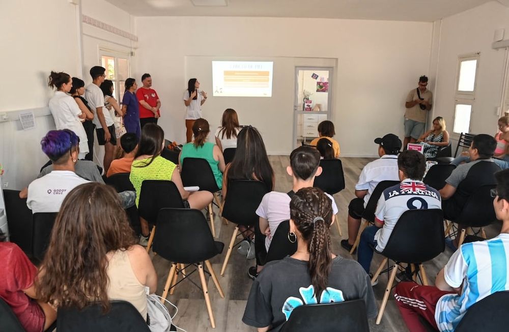 Se realizó en ModoSi una charla sobre cuidados de la piel. Este es un espacio específico para adolescentes y jóvenes, con un modelo de atención basado en la promoción y prevención de la salud. Foto: Prensa Godoy Cruz