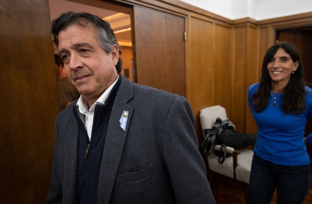 El ministro Víctor Ibáñez será el encargado de contestar el oficio enviado por el juez federal Marcelo Garnica. En la imagen, lo acompaña la senadora suarista Natacha Eisenchlas quien criticó al peronismo por la denuncia. Foto: Ignacio Blanco / Los Andes