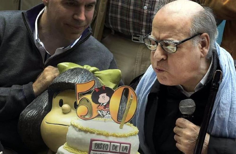 Quino festejó los 50 años de Mafalda junto a sus personajes