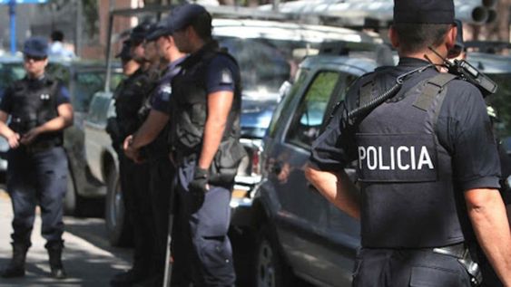 La policía observó a un joven herido y a otro con un arma blanca, enfrente de la distrital policial.  - Imagen ilustrativa / Archivo Los Andes