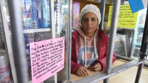 Los Andes | Lilia Real debió escribir carteles a los ladrones para que no le hagan daño a su familia ni a los bienes de su almacén en Godoy Cruz. | Foto: José Gutiérrez / Los Andes