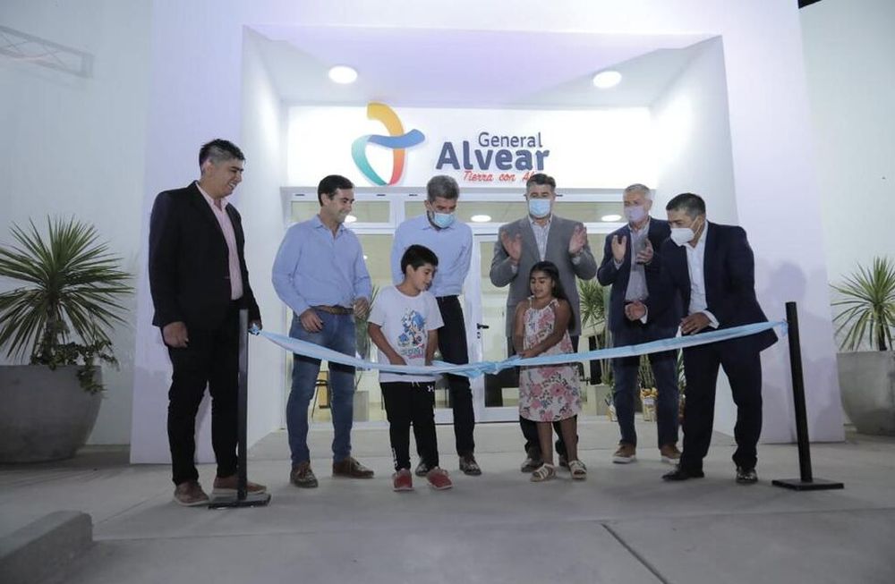 El intendente Walther Marcolini, el vicegobernador Mario Abed; Ulpiano Suárez, jefe comunal capitalino; el titular de Vialidad provincial, Osvaldo Romagnoli y funcionarios municipales inauguran la nueva delegación de San Pedro del Atuel.