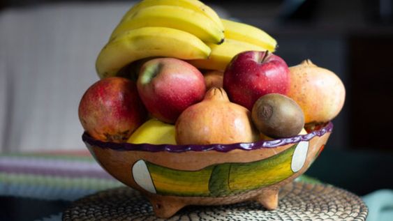 Una frutera colorida en la mesa principal significa mucho para el Feng Shui ya que no solo sirve para decorar, sino para una limpieza energética.