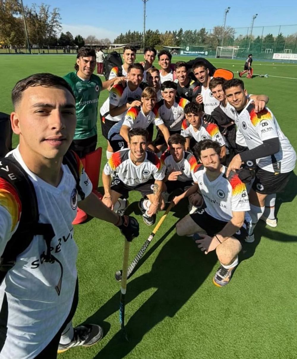 La selfie del elenco de club Alemán después del juego final ante el club jockey de Rosario