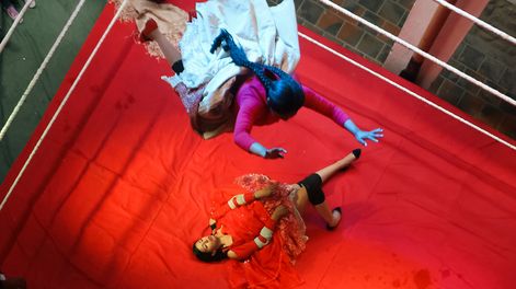 Las peleas de cholitas (mujeres de pollera) son un espectáculo cultural y deportivo muy conocido, mezcla de lucha libre, turismo y tradición aimara. Son combates inspirados en la lucha libre mexicana y el catch boliviano. Combinan acrobacias, humor, actuación y una narrativa donde muchas veces la cholita lucha contra el abusivo o el villano.&nbsp;