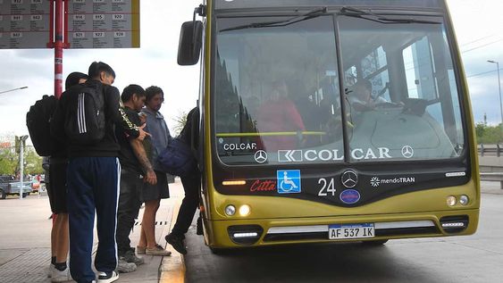 El transporte cuesta 120 pesos hasta el 30 de noviembre. A partir del 1 de diciembre y hasta el 31 de enero de 2024, el costo del pasaje de micros será de $160. Desde el 1 de febrero se irá a $200. Foto: José Gutierrez / Los Andes