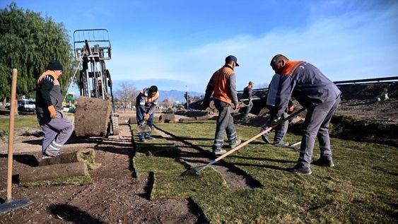 La Muni trabaja en nuevo espacio verde en Acceso Sur y Rawson