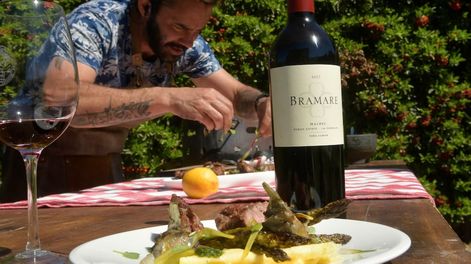 Guarda 14 | El chef Nicolás Bedorrou prepara un plato con un vino recomendado. Foto Orlando Pelichotti