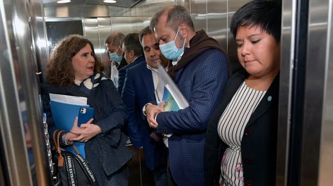 Los Andes | La ministra de Salud Ana Nadal y el subsecretario del área, Oscar Sagas, fueron a la Legislatura el lunes pasado para afinar detalles de la declaración de emergencia en anestesiología. Hoy empiezan a aplicar la norma aprobada el martes.Foto: Orlando Pel