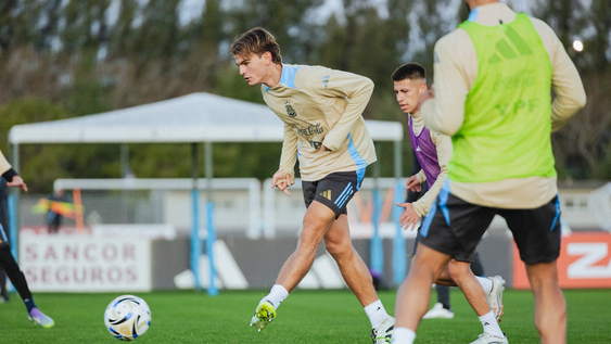 Nicolás Paz pelea por la titularidad en la Selección Argentina