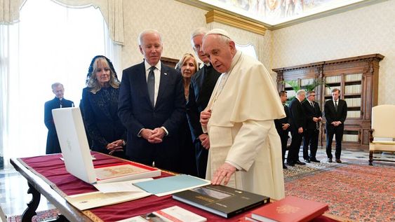 El papa Francisco recibió a Joe Biden. (AP)