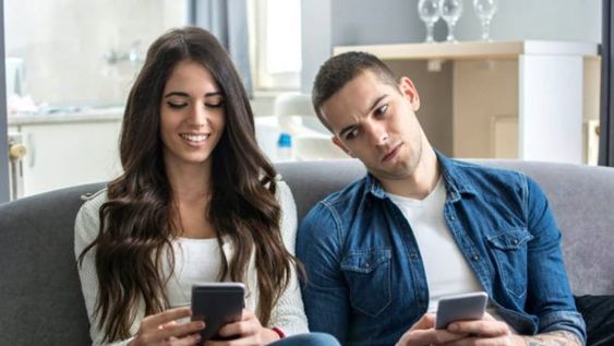 Controlar la actividad de la pareja es un hábito más habitual de lo que se piensa y una encuesta revela que varios buscan hacer espionaje digital.