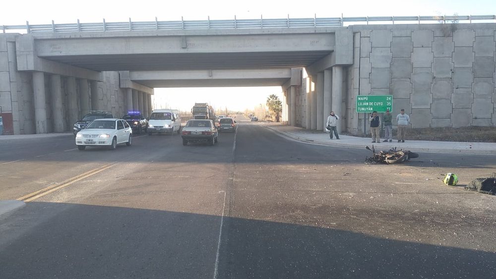 Maipú: un choque entre un auto y una moto dejó una víctima fatal.