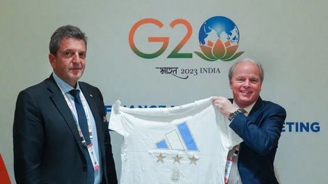 El ministro de Economía se reunió hoy en la India con el Director Gerente de Operaciones del Banco Mundial, Axel van Trotsenburg.