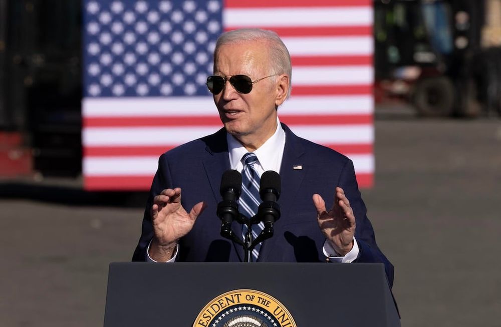 US President Joe Biden delivers remarks at the Tioga Marine Terminal in Philadelphia, Pennsylvania, USA, 13 October 2023. Biden discussed his economic policies known as ÔBidenomicsÕ in relation to clean energy, union jobs and infrastructure. (Filadelfia) EFE/EPA/MICHAEL REYNOLDS
