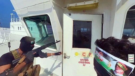 Los hutíes, fuertemente armados y equipados, filmaron y difundieron imágenes de los primeros ataques que lanzaron contra embarcaciones privadas que transitaban por el Mar Rojo.