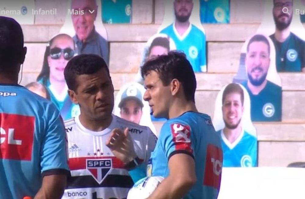 Los árbitros del encuentro le explican a los jugadores del San Pablo que el partido se tiene que suspender por 10 casos de coronavirus del rival. / Gentileza.