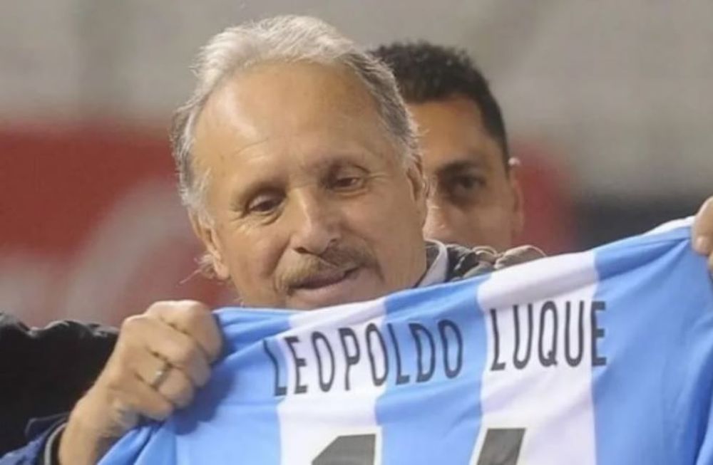 La función respiratoria de Leopoldo Jacinto Luque (71) ha evidenciado un leve empeoramiento; por lo que continúa en el área crítica de la Clínica de Cuyo.