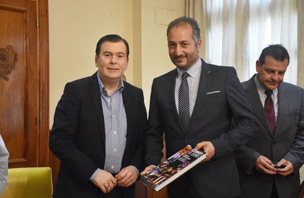 Ibrahim Khalifa (derecha), el inversor egipcio que falleció esta mañana en Mendoza, junto al gobernador de Santiago del Estero en una reunión para avanzar con inversiones referidas a agroalimentos en esa provincia. Foto: Twitter @GZamoraSDE .
