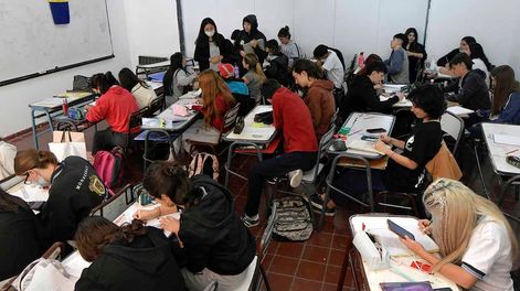 Los Andes | Con un secundario con problemas estructurales, en donde la mitad de los chicos que empiezan el nivel egresan en quinto año, una suba del 2% se considera un dato alentador. Foto: Orlando Pelichotti / Los Andes