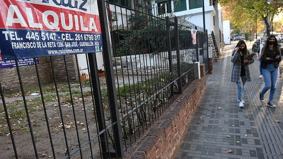 Aquellos inquilinos a quienes les corresponda un ajuste anual en mayo, por el ICL, tendrán un aumento del 221%. Foto: Marcelo Rolland / Los Andes