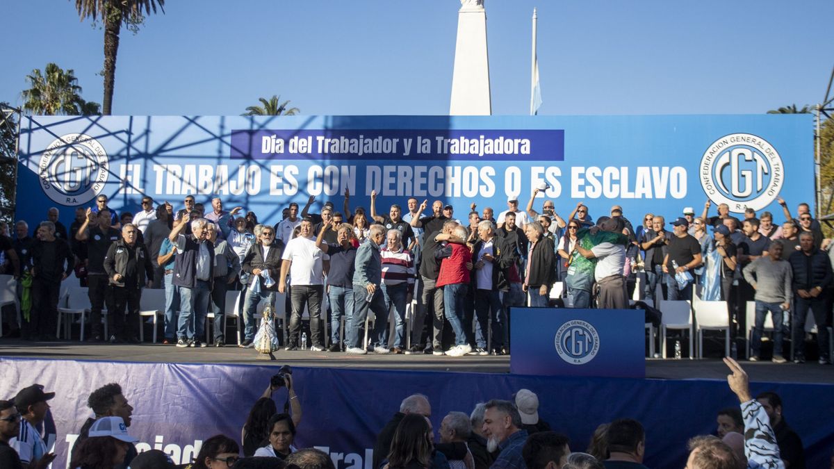 La CGT marchó a la Plaza de Mayo por el Día del Trabajador y llamó a ponerle un límite al Gobierno