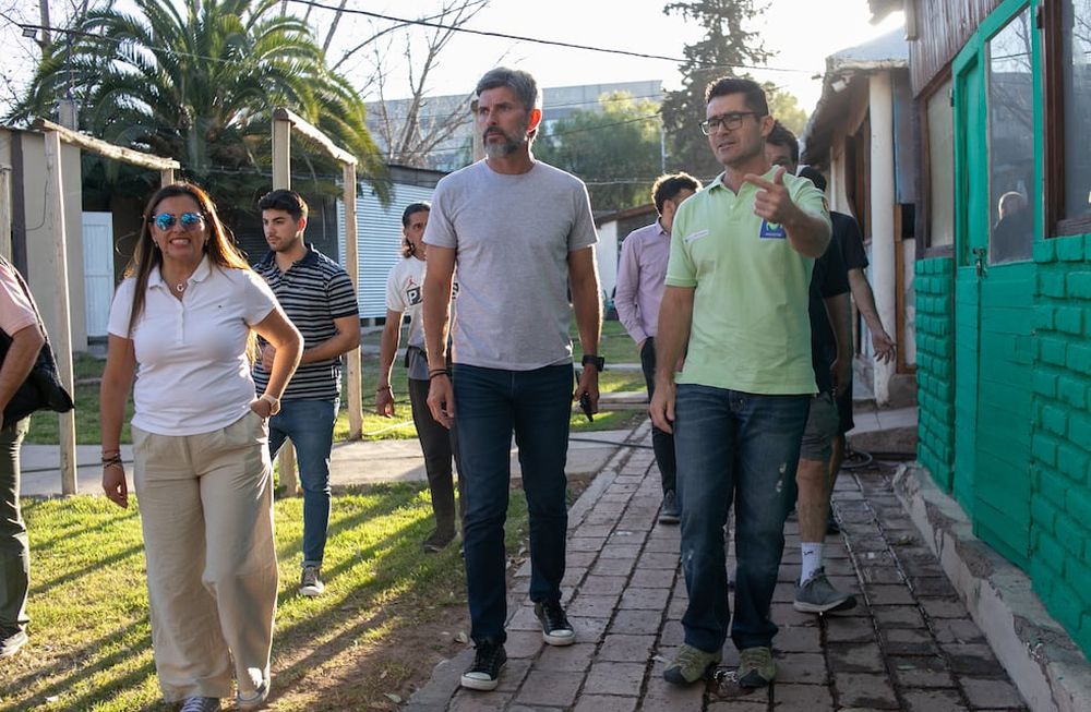 El intendente recorrió las instalaciones del Club Cano, acompañado por el presidente de la institución