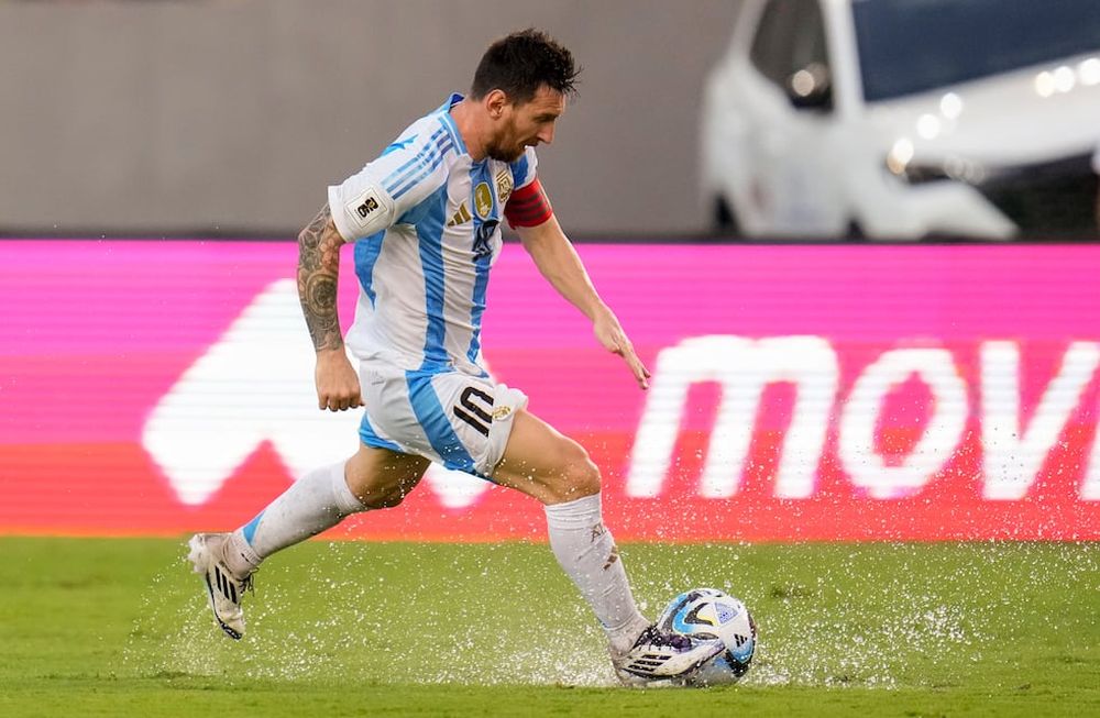 El capitán de Argentina, Lionel Messi, lleva la pelota en el partido contra Venezuela por las eliminatorias para el Mundial 2026 en Maturín, Venezuela, jueves 10 de octubre de 2024. (AP Foto/Ariana Cubillos)