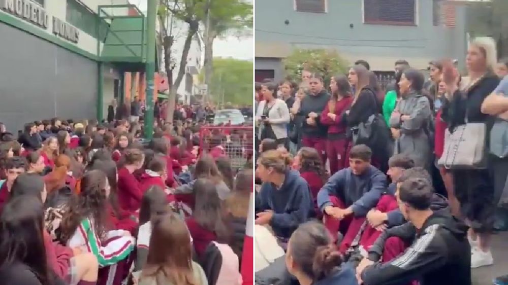 Protesta en un colegio de Lomas de Zamora: denuncian que alumnos crearon imágenes sexuales falsas de sus compañeras con IA.