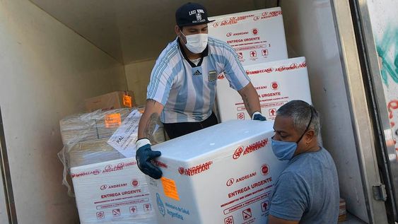 Finalmente ayer arribó a la provincia la carga 35.000 vacunas de AstraZeneca, provenientes del Fondo Covax. / Foto: Orlando Pelichotti
