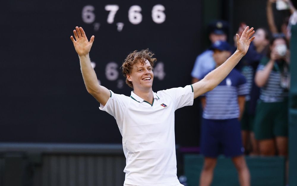 Jannik Sinner de Italia celebra el haber ganado en singles masculino al alemán Alexander Zverev, en el torneo de Wimbledon, disputado en la ciudad de Londres.