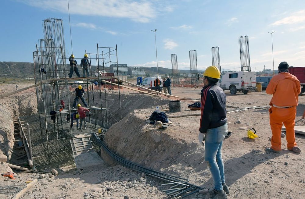 Preocupación del Gobierno por el aumento en los valores de las licitaciones que presentan las constructoras. En la foto, continúan las obras en la Ruta Provincial 82 Panamericana en el departamento de Luján.Foto: Orlando Pelichotti
