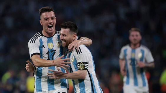 Lionel Messi de Argentina celebra un gol con Giovani Lo Celso, en el partido amistoso entre las selecciones de Argentina y Curazao en el estadio Único Madre de Ciudades en Santiago del Estero. Foto: EFE/ Juan Ignacio Roncoroni