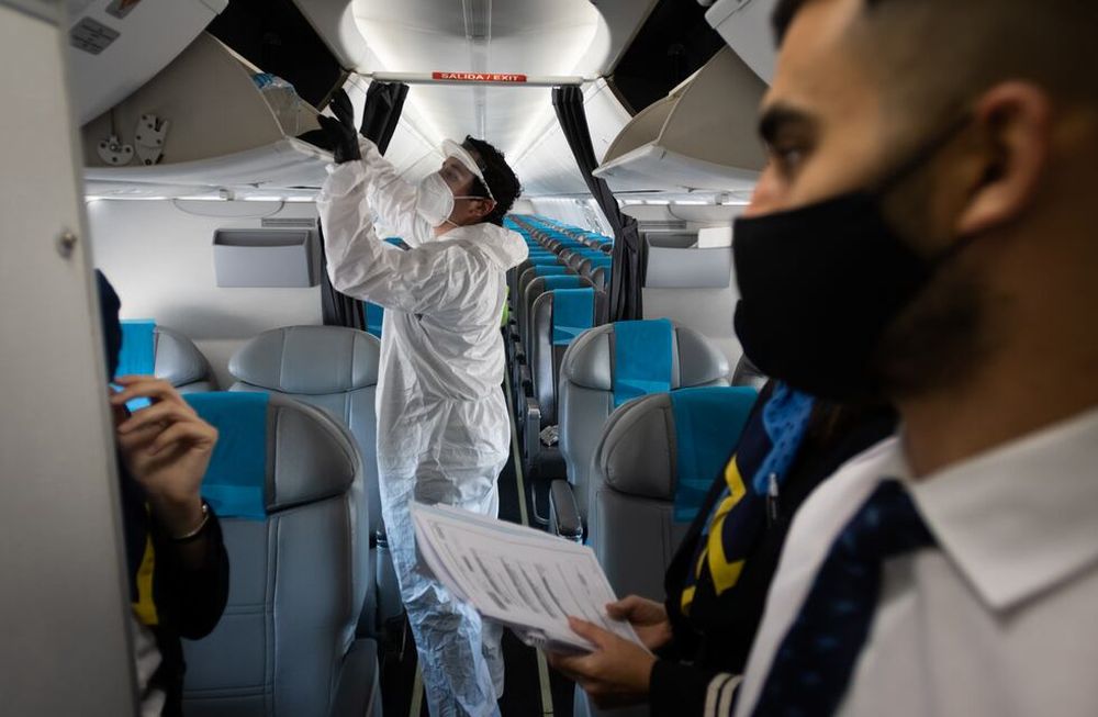 Medidas de prevencion y protocolos sanitarios en cada etapa de los vuelos de Aerolineas Argentinas y en el aeropuerto. Foto: Ignacio Blanco / Los Andes