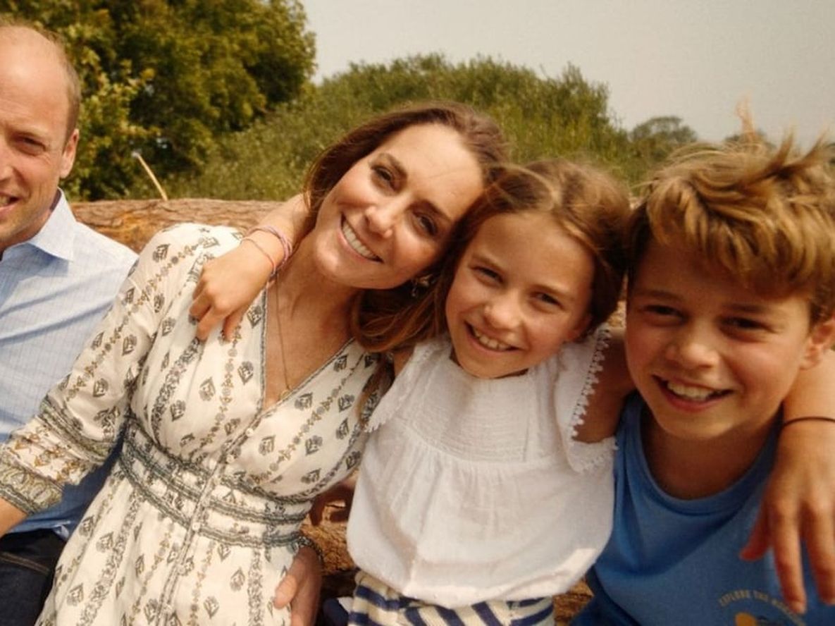 Kate Middleton junto al príncipe Guillermo de Gales y sus hijos George (extremo derecho) Charlotte (medio) y Louis (extremo izquierdo).