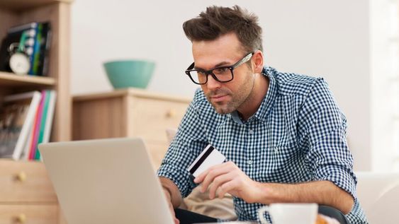 Entre las categorías más demandadas por los usuarios resaltan los alimentos frescos, bebidas y artículos de limpieza e higiene personal. (Freepik).