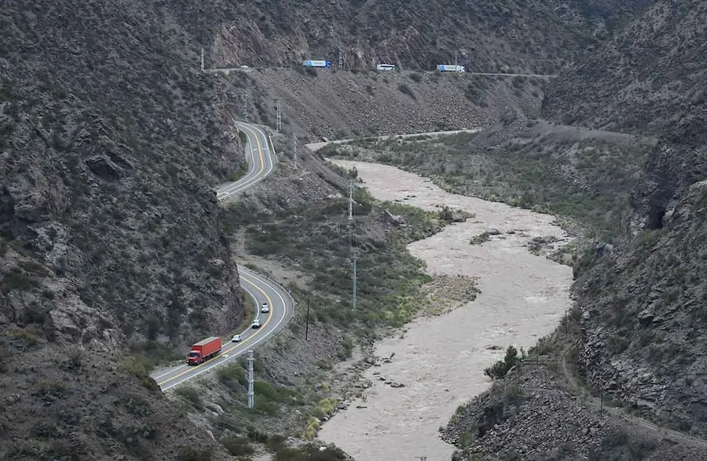 La Ruta 7 hacia Chile, con videos de vecinos y mensajes por WhatsApp para multar infracciones. 