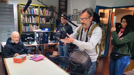 Los Andes | El equipo mendocino de Quinografía entrevista a Daniel Divinsky, histórico editor de Quino. Foto: Facebook de Ciro Novelli.