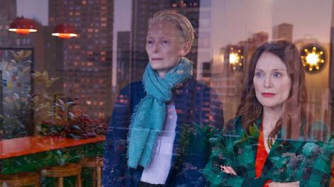 Los Andes | Tilda Swinton y Julianne Moore, en un pasaje de La habitación de al lado. (X @la_Biennale)