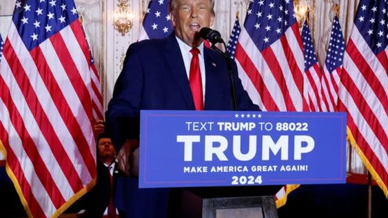 Donald Trump anunciando su candidatura como presidente para el 2024.