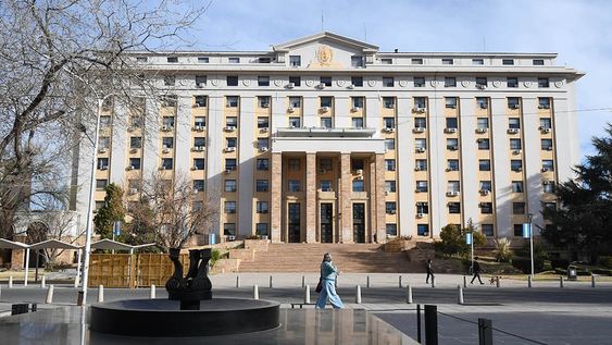 La medida busca reconocer las funciones permanentes de abogados y administrativos que intervienen en la defensa judicial del Estado.