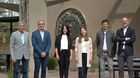 En el encuentro Pilares sobre sustentabilidad, compartieron su visión y prácticas: Hervé Birnie Scott, Leonardo Andreu, Marisol  Cavichioli, Mercedes Álvarez, Sebastián Barboza y Luis Zambonini. Foto: Orlando Pelichotti