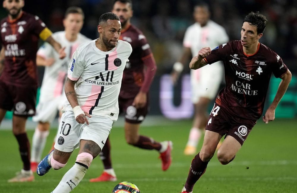 Neymar, una de las figuras del PSG, que sigue festejando en el torneo francés. (AP)