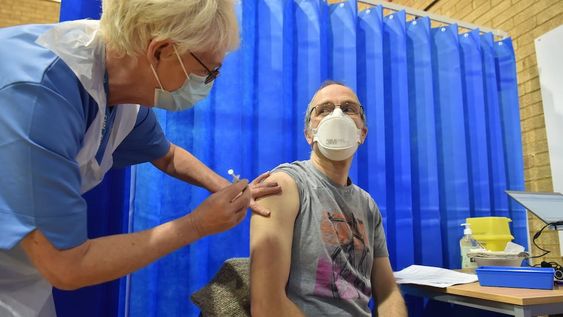 El Gobierno dice que 10 millones de personas se vacunarán en menos de 3 meses: la Sputnik V, entre la esperanza y la desconfianza