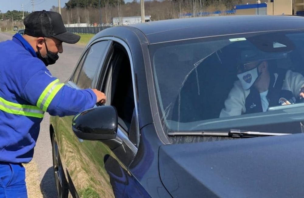 Diego Acosta, ex jugador de Lanús en inferiores, fue compañero de la Tota Salvio y hoy se reencontraron a la salida de la práctica Xeneize. / Gentileza.