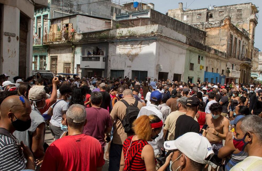 Cientos de manifestantes salieron a las calles en varias ciudades de Cuba para protestar contra la actual escasez de alimentos y los precios elevados de los productos. (AP)